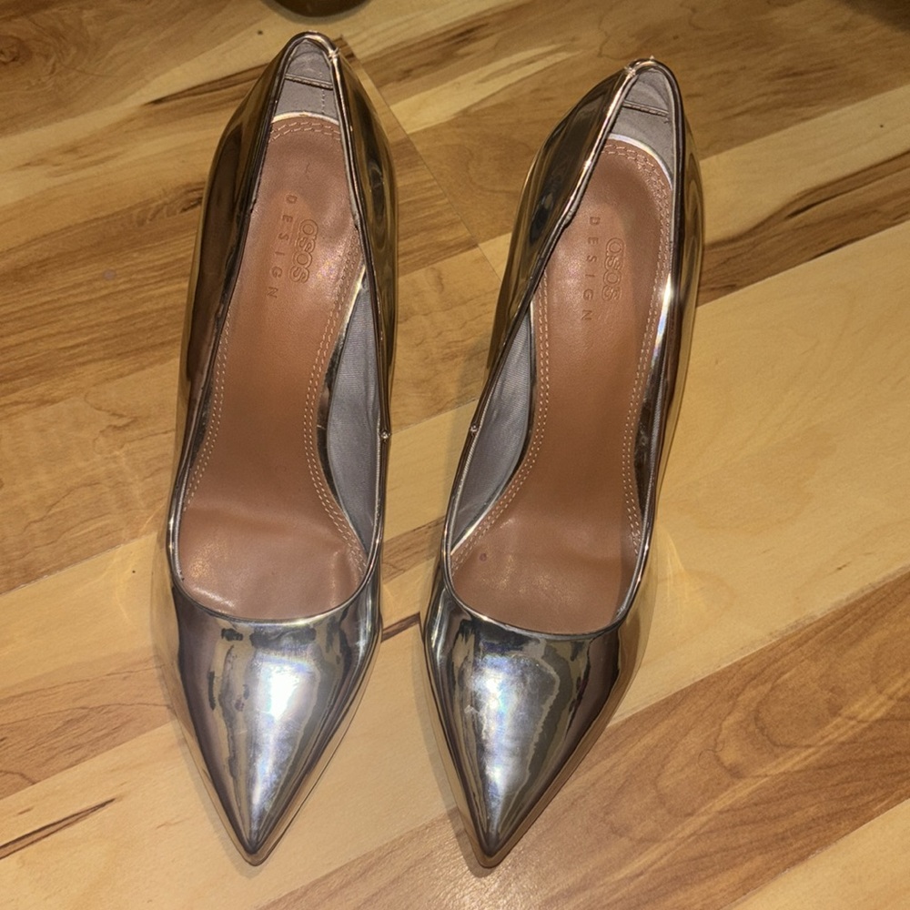 Brand new silver pumps